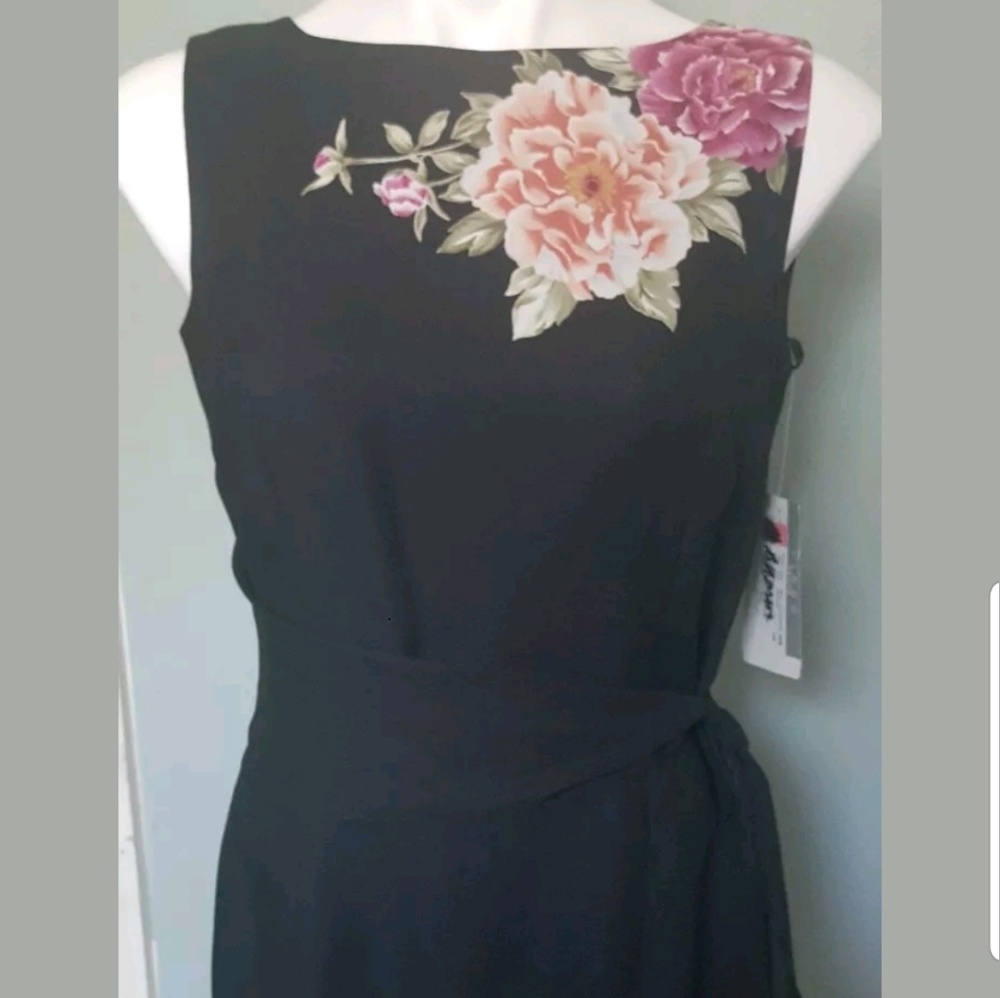 VIRGO Petite Sleeveless Black Dress Flower Detail